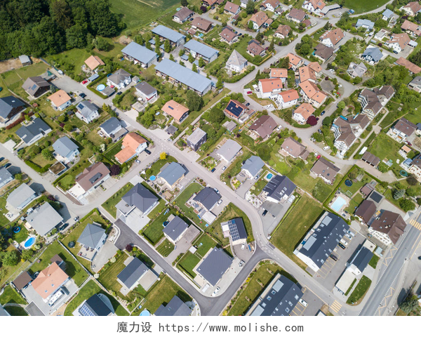 瑞士村庄空中景观鸟瞰图Aerial view of rural village in Switzerland with buildings
